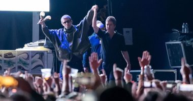 Liam e Noel Gallagher durante a turnê de reunião do Oasis em cena do documentário Don't Look Back in Anger.