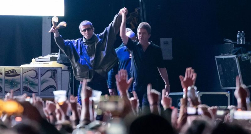 Liam e Noel Gallagher durante a turnê de reunião do Oasis em cena do documentário Don't Look Back in Anger.