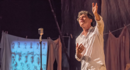 Paulo Betti durante apresentação do espetáculo "Autobiografia Autorizada", atração de abertura da Feira Literária de Bonito.