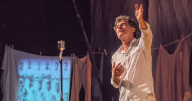 Paulo Betti durante apresentação do espetáculo "Autobiografia Autorizada", atração de abertura da Feira Literária de Bonito.
