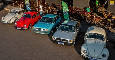 Carros antigo durante evento para divulgaçao do Retrocar