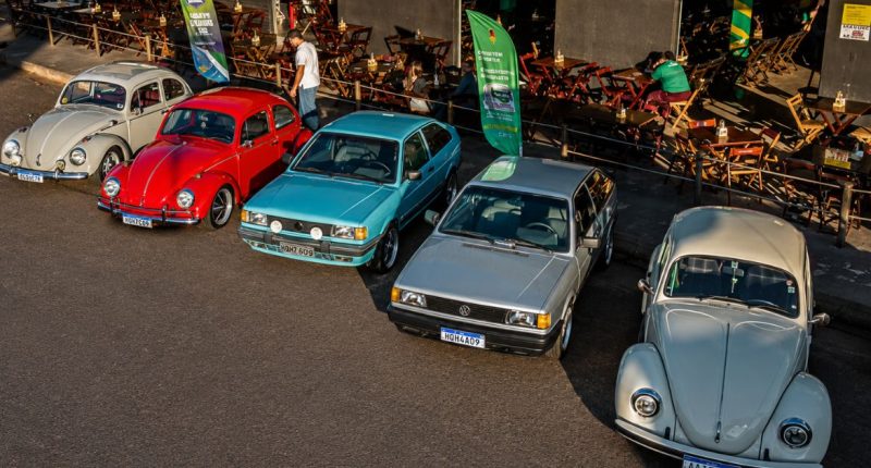 Carros antigo durante evento para divulgaçao do Retrocar