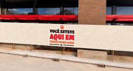 Tapume do Burger King da Avenida Afonso Pena reúne milhares de nomes em homenagem aos clientes