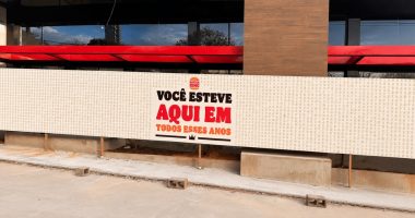 Tapume do Burger King da Avenida Afonso Pena reúne milhares de nomes em homenagem aos clientes