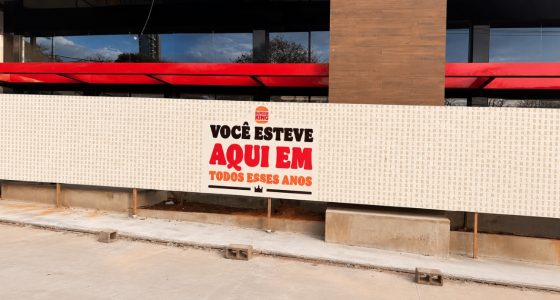 Tapume do Burger King da Avenida Afonso Pena reúne milhares de nomes em homenagem aos clientes