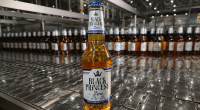 Garrafa da Black Princess Zero ao lado das novas versões em lata dos rótulos Doctor Weiss e Let's Hop IPA.