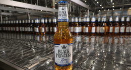 Garrafa da Black Princess Zero ao lado das novas versões em lata dos rótulos Doctor Weiss e Let's Hop IPA.