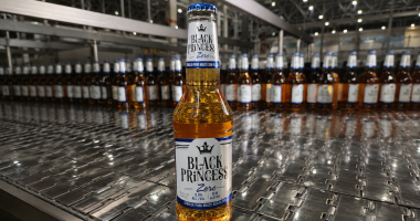 Garrafa da Black Princess Zero ao lado das novas versões em lata dos rótulos Doctor Weiss e Let's Hop IPA.