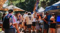 Visitantes circulam entre estandes da Feira Borogodó durante evento realizado na Praça Coophafé, em Campo Grande.