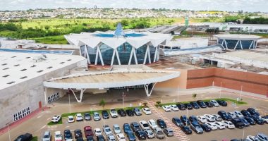 Vista aérea do Bosque dos Ipês, em Campo Grande, mostrando a estrutura externa do shopping e seu estacionamento.