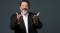 Mario Sergio Cortella durante conferência sobre propósito, liderança e desenvolvimento humano