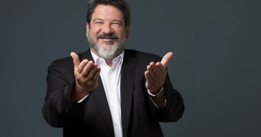 Mario Sergio Cortella durante conferência sobre propósito, liderança e desenvolvimento humano