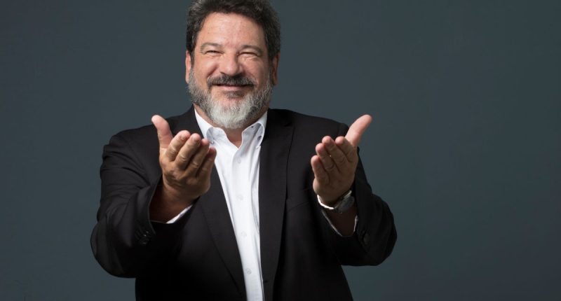 Mario Sergio Cortella durante conferência sobre propósito, liderança e desenvolvimento humano