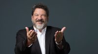 Mario Sergio Cortella durante palestra sobre educação, liderança e propósito.