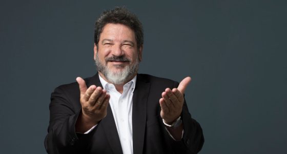 Mario Sergio Cortella durante palestra sobre educação, liderança e propósito.