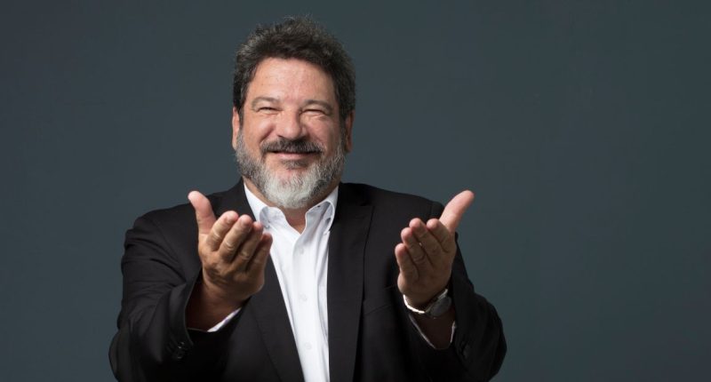 Mario Sergio Cortella durante palestra sobre educação, liderança e propósito.