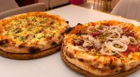 Pizza artesanal de longa fermentação servida na Cacimba Sorvetes durante a ação especial do Dia da Pizza.