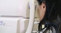 Oftalmologista realiza exame de rotina em paciente durante consulta para prevenção de doenças oculares.