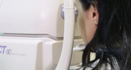 Oftalmologista realiza exame de rotina em paciente durante consulta para prevenção de doenças oculares.
