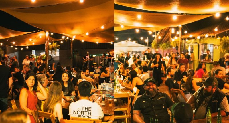 Área externa do Dragons Beer recebe clientes durante evento com música ao vivo e cerveja artesanal.