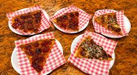 Fatias de pizza artesanal servidas sobre bancada na El Toro Pizza Slice, em Campo Grande.