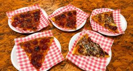 Fatias de pizza artesanal servidas sobre bancada na El Toro Pizza Slice, em Campo Grande.