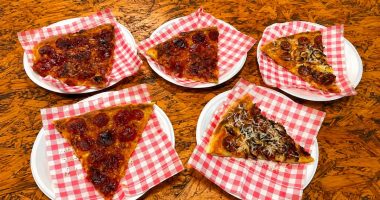 Fatias de pizza artesanal servidas sobre bancada na El Toro Pizza Slice, em Campo Grande.