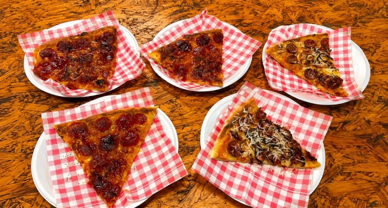 Fatias de pizza artesanal servidas sobre bancada na El Toro Pizza Slice, em Campo Grande.