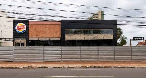 Fachada da unidade do Burger King localizada na Avenida Afonso Pena, em Campo Grande, que passará por reforma completa e modernização.
