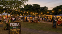 Barracas de gastronomia, artesanato e produtos autorais montadas na Praça Generoso da Costa Benevides durante a Feira do Bairro União.