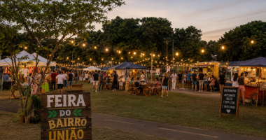 Barracas de gastronomia, artesanato e produtos autorais montadas na Praça Generoso da Costa Benevides durante a Feira do Bairro União.