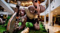 Escultura de um orc gigante exposta no Shopping Bosque dos Ipês durante programação especial de férias.