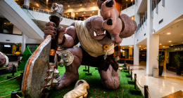 Escultura de um orc gigante exposta no Shopping Bosque dos Ipês durante programação especial de férias.