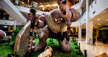 Escultura de um orc gigante exposta no Shopping Bosque dos Ipês durante programação especial de férias.