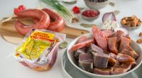 Produtos defumados da Ferreira Derivados de Carnes, como bacon, linguiças e kit para feijoada, expostos para venda.