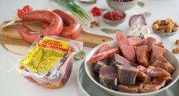 Produtos defumados da Ferreira Derivados de Carnes, como bacon, linguiças e kit para feijoada, expostos para venda.