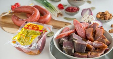 Produtos defumados da Ferreira Derivados de Carnes, como bacon, linguiças e kit para feijoada, expostos para venda.