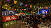 Imagem criada por IA para representar uma festa junina na praça