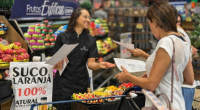 Nutricionista conversa com cliente durante orientação sobre alimentação saudável em supermercado do Grupo Pereira.