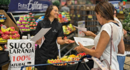 Nutricionista conversa com cliente durante orientação sobre alimentação saudável em supermercado do Grupo Pereira.
