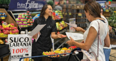 Nutricionista conversa com cliente durante orientação sobre alimentação saudável em supermercado do Grupo Pereira.