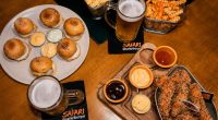 Mesa com chopp Brahma, mini burger e porções do happy hour do Safari Burger em Campo Grande.