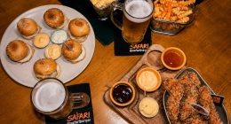 Mesa com chopp Brahma, mini burger e porções do happy hour do Safari Burger em Campo Grande.