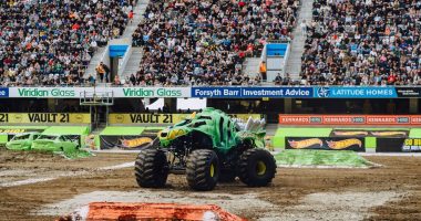 Monster Truck realiza salto durante espetáculo internacional do Hot Wheels Monster Trucks Live.