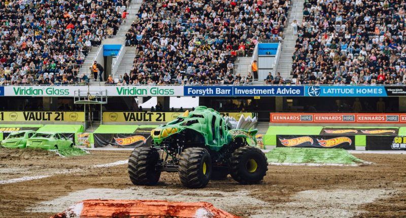 Monster Truck realiza salto durante espetáculo internacional do Hot Wheels Monster Trucks Live.