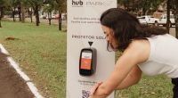 Pessoa aplica protetor solar antes de caminhar no Parque dos Poderes.