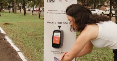 Pessoa aplica protetor solar antes de caminhar no Parque dos Poderes.
