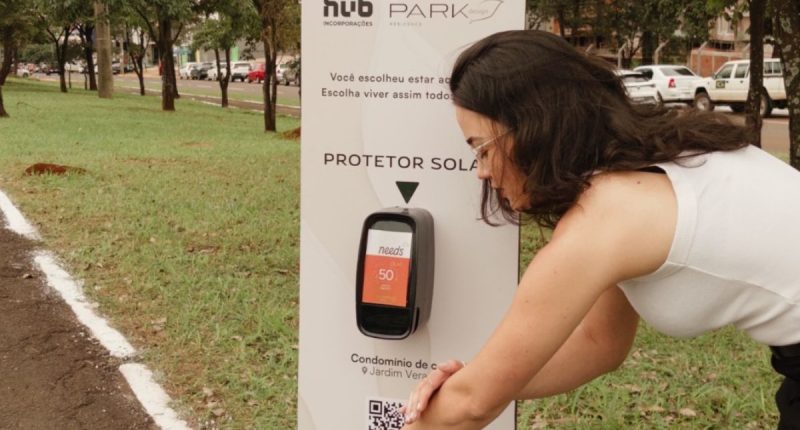 Pessoa aplica protetor solar antes de caminhar no Parque dos Poderes.