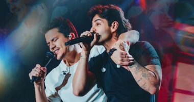 Dupla Hugo & Guilherme durante apresentação no palco. Os cantores são os anfitriões do festival No Pelo 360, que acontece em Campo Grande no dia 26 de setembro.