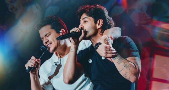 Dupla Hugo & Guilherme durante apresentação no palco. Os cantores são os anfitriões do festival No Pelo 360, que acontece em Campo Grande no dia 26 de setembro.